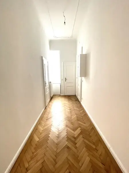 Großzügige 2 Zimmer Wohnung im Stilaltbau - neu saniert