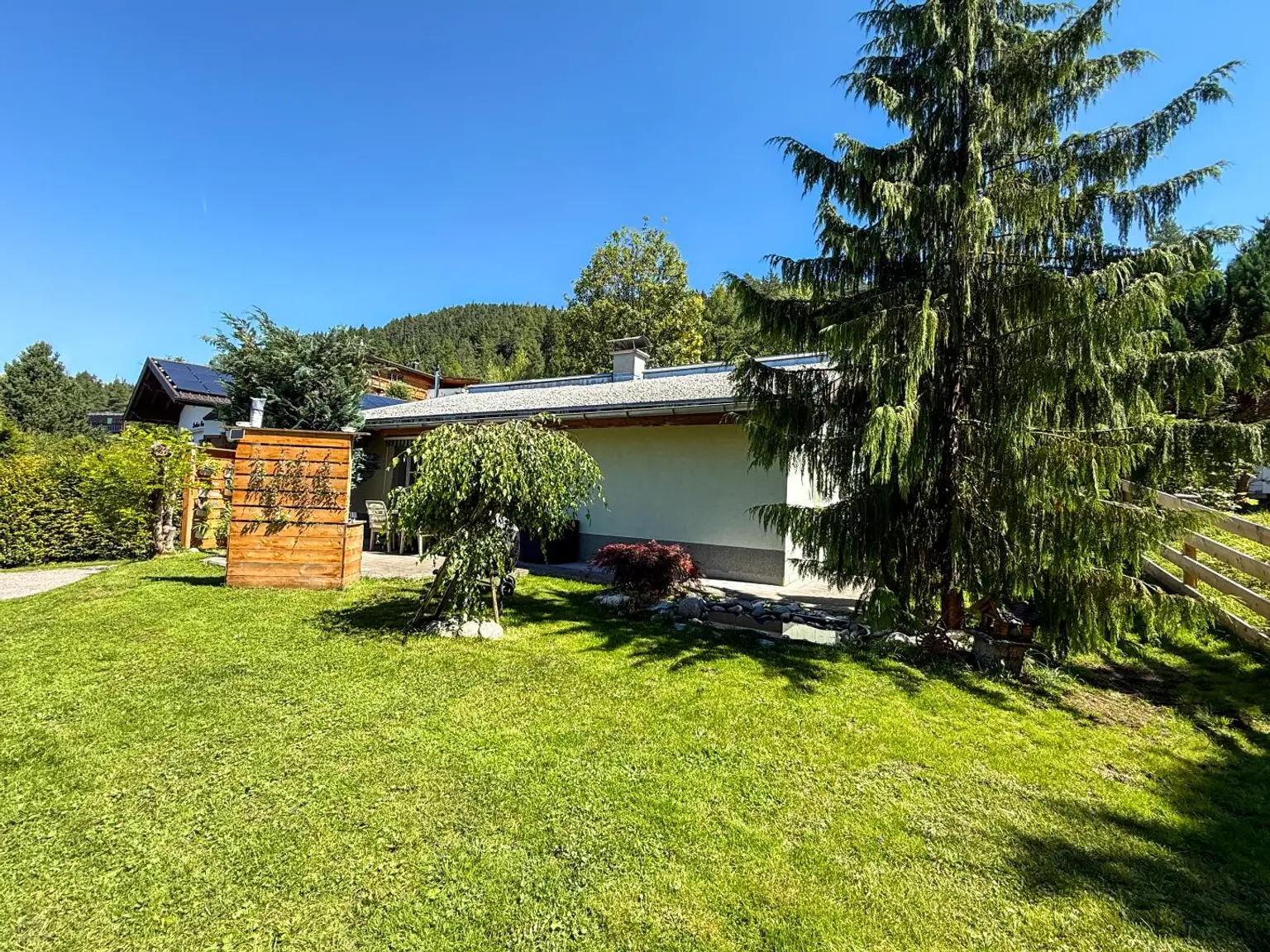 Wohnen in Seefeld – Bungalow mit Gartenidylle und Doppelgarage