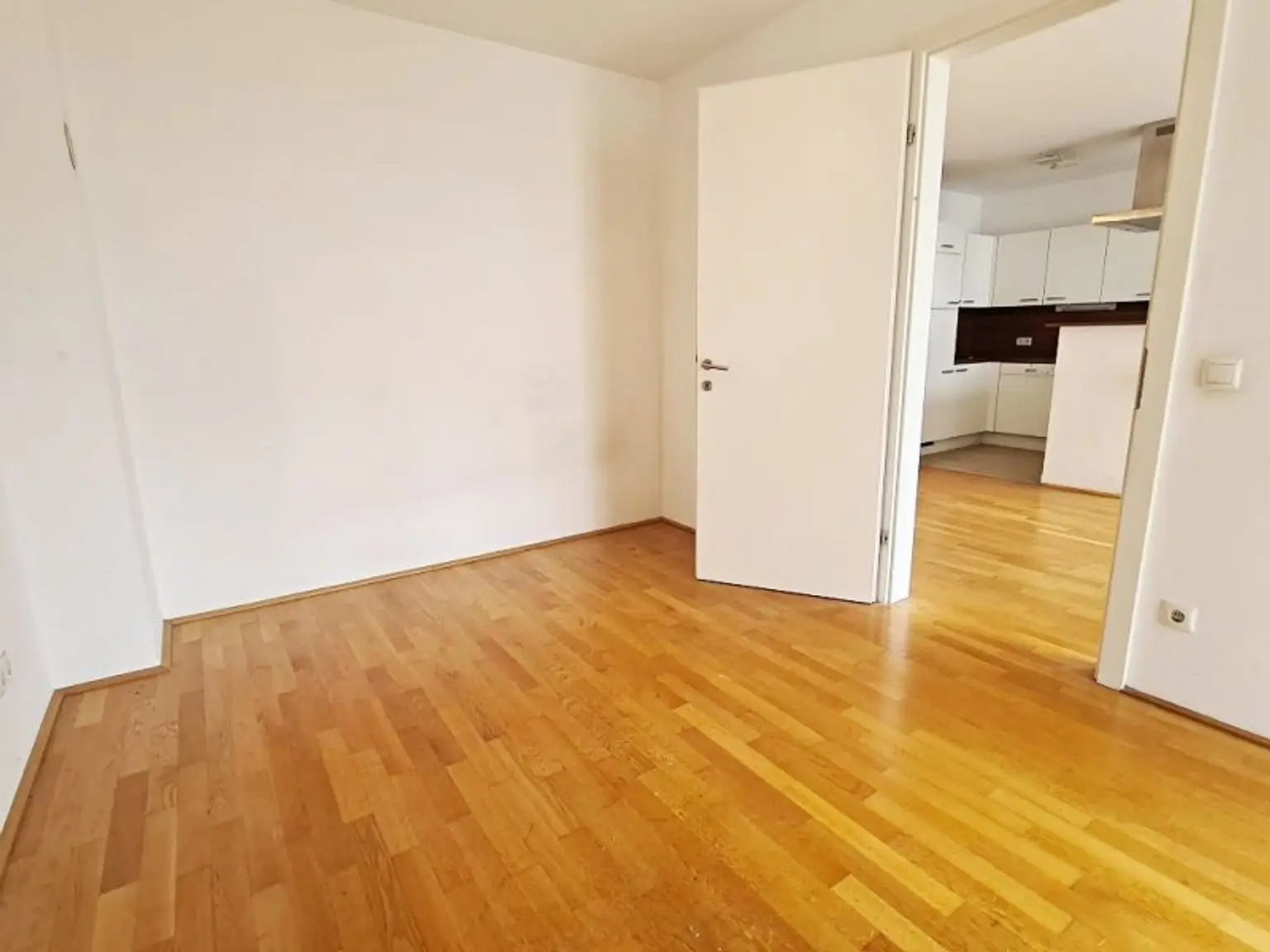 HUMBOLDTGASSE, U1 NÄHE, 76 m2 Neubau inkl. 4 m2 Loggia, Wohnküche, 2 Zimmer, Parketten, Wannenbad, 2. Liftstock