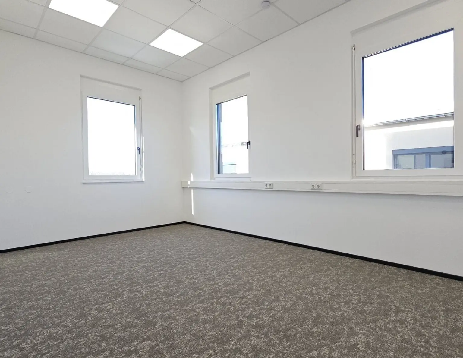 Neubau- Büro mit 59m² -Teeküche, Klimaanlage und 3,5 kWp Photovoltaik im Mietpreis inkludiert, Hallenflächen auch vorhanden, 2 Minuten von der Autobahnabf. Gleisdorf entfernt