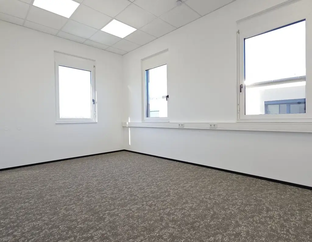 Neubau- Büro mit 59m² -Teeküche, Klimaanlage und 3,5 kWp Photovoltaik im Mietpreis inkludiert, Hallenflächen auch vorhanden, 2 Minuten von der Autobahnabf. Gleisdorf entfernt