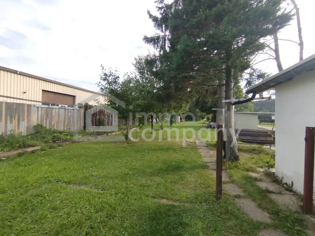 Mehrfamilienhaus mit  Gewerbegrundstück