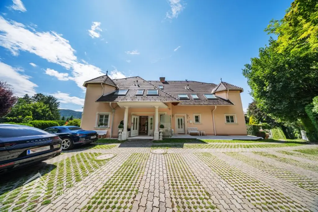 Beeindruckende Villa mit gepflegten Garten und Pool