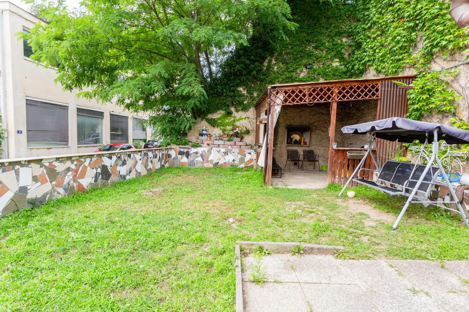 Wohnen in Krems: Gepflegtes Haus mit Garten und Garage