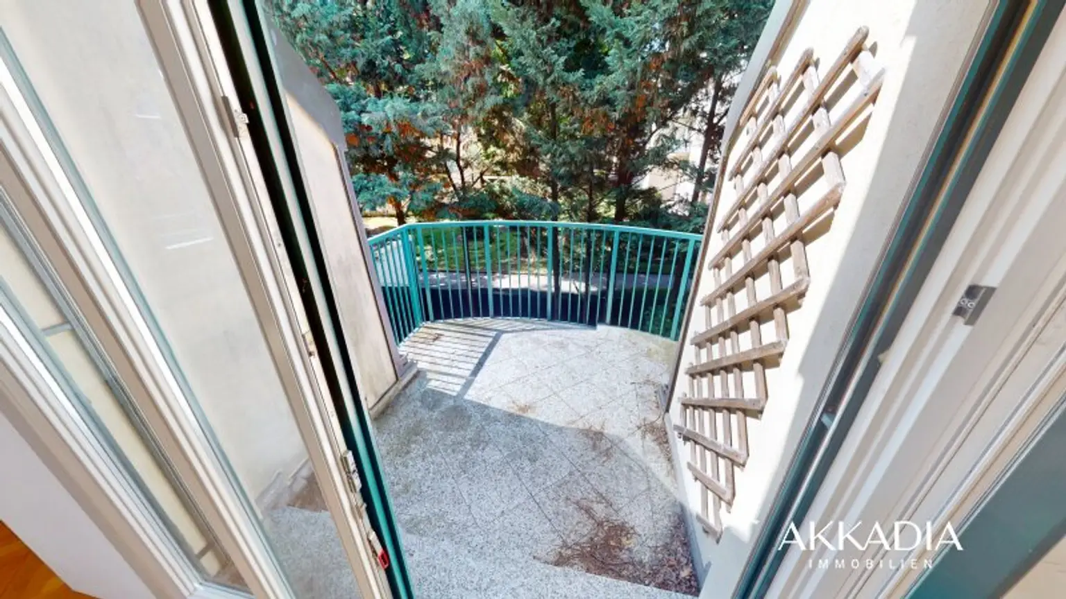 Elegante Dachgeschosswohnung mit Gartenblick, Terrassen und Garage