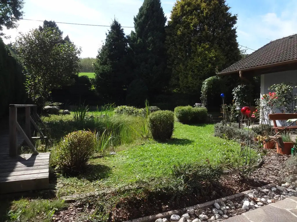 GROSSES LANDHAUS MIT SCHÖNEM GARTEN!