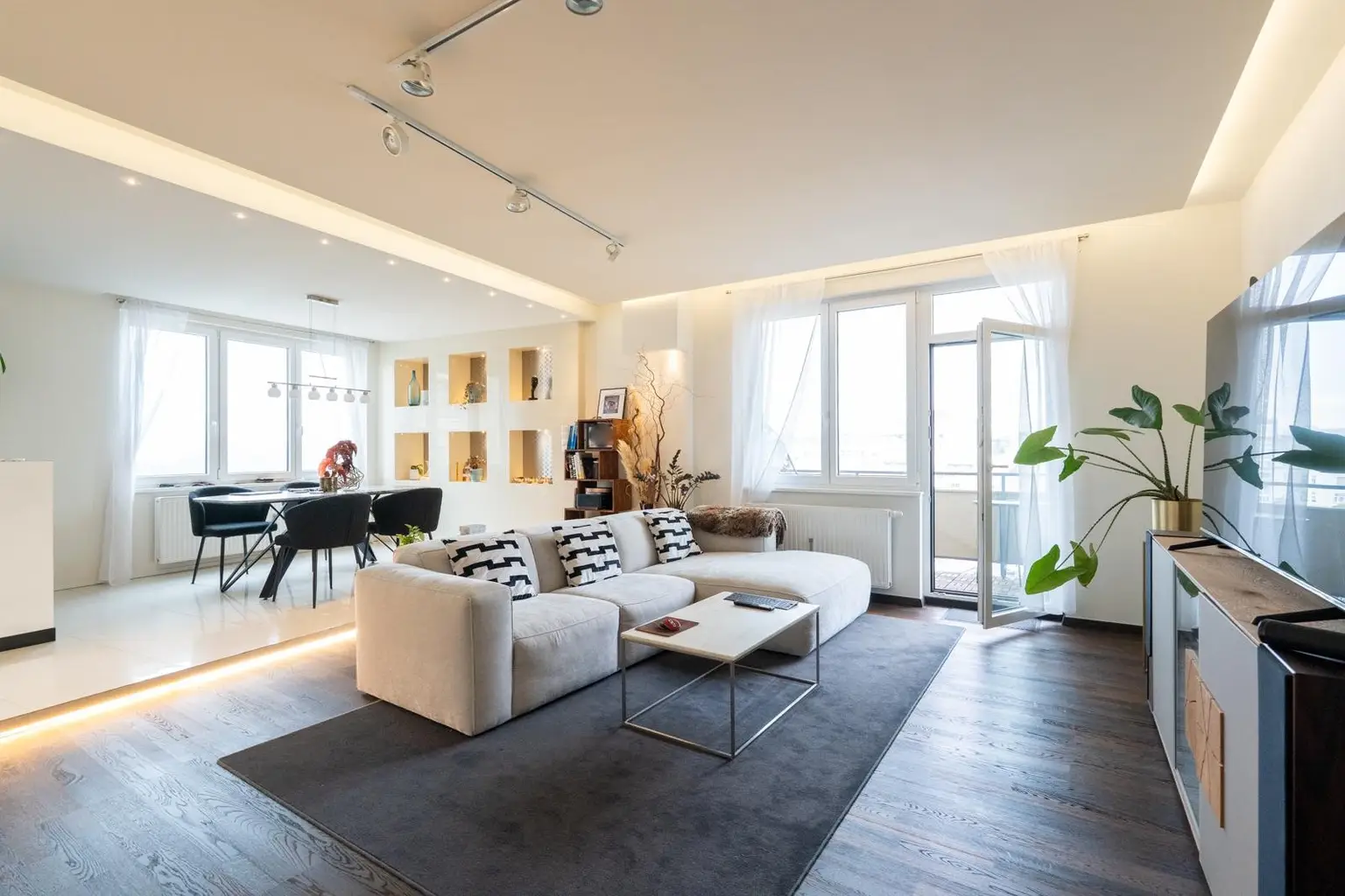 Stilvolles City Living mit Jacuzzi, 2 Balkonen und Weitblick!