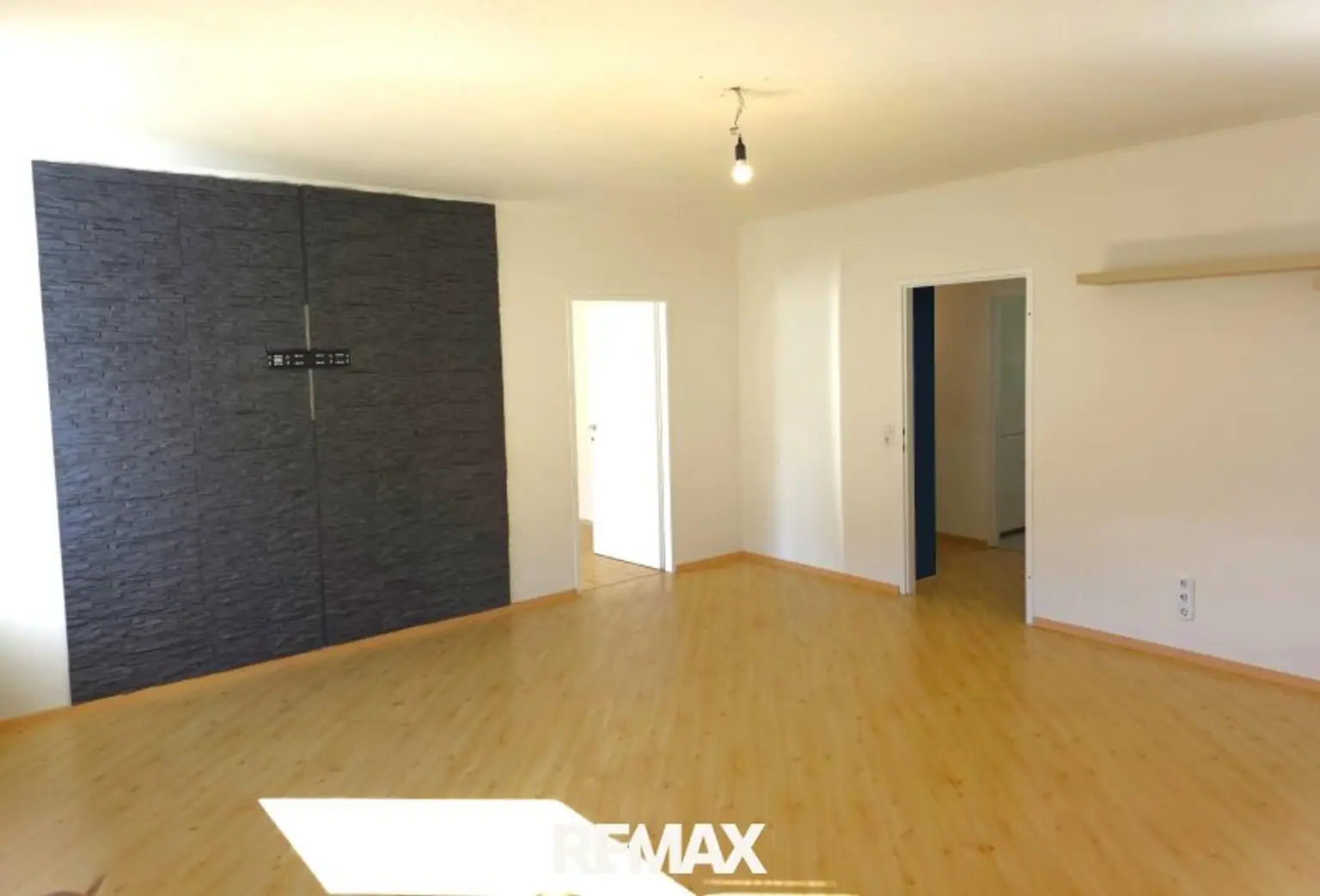 Wohnzimmer, Dekorwand m. TV-Aufhängung