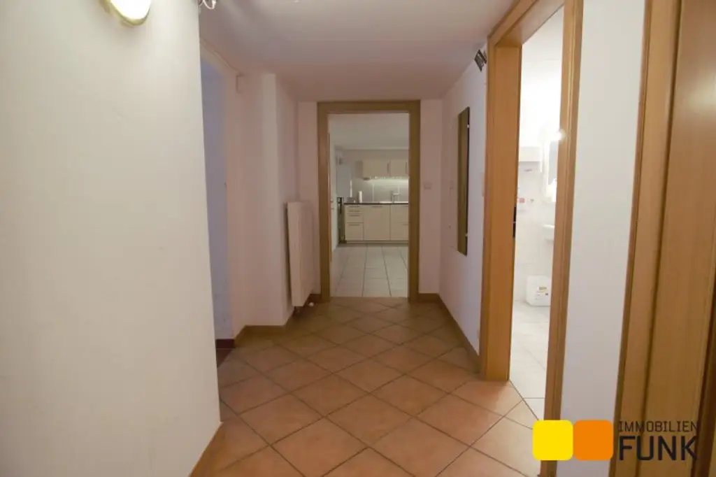 Attraktives Büro mit eigener Garage und zusätzlicher Lagerfläche