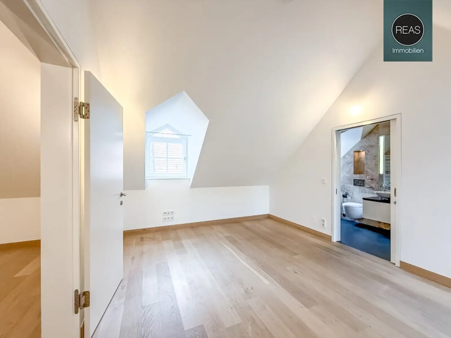 Provisionsfrei: Exklusives Maisonette - Apartment mit Loggia und Terrasse beim Beethoven Museum und Pfarrplatz! Garagen verfügbar!
