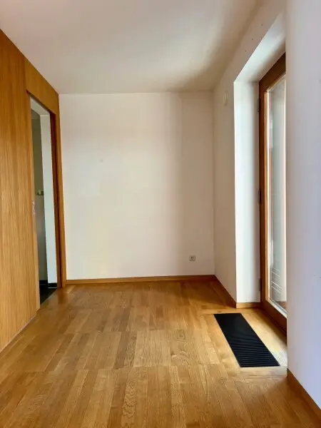 DG-WOHNUNG MIT PRIVATER TERRASSE NÄHE STEPHANSPLATZ