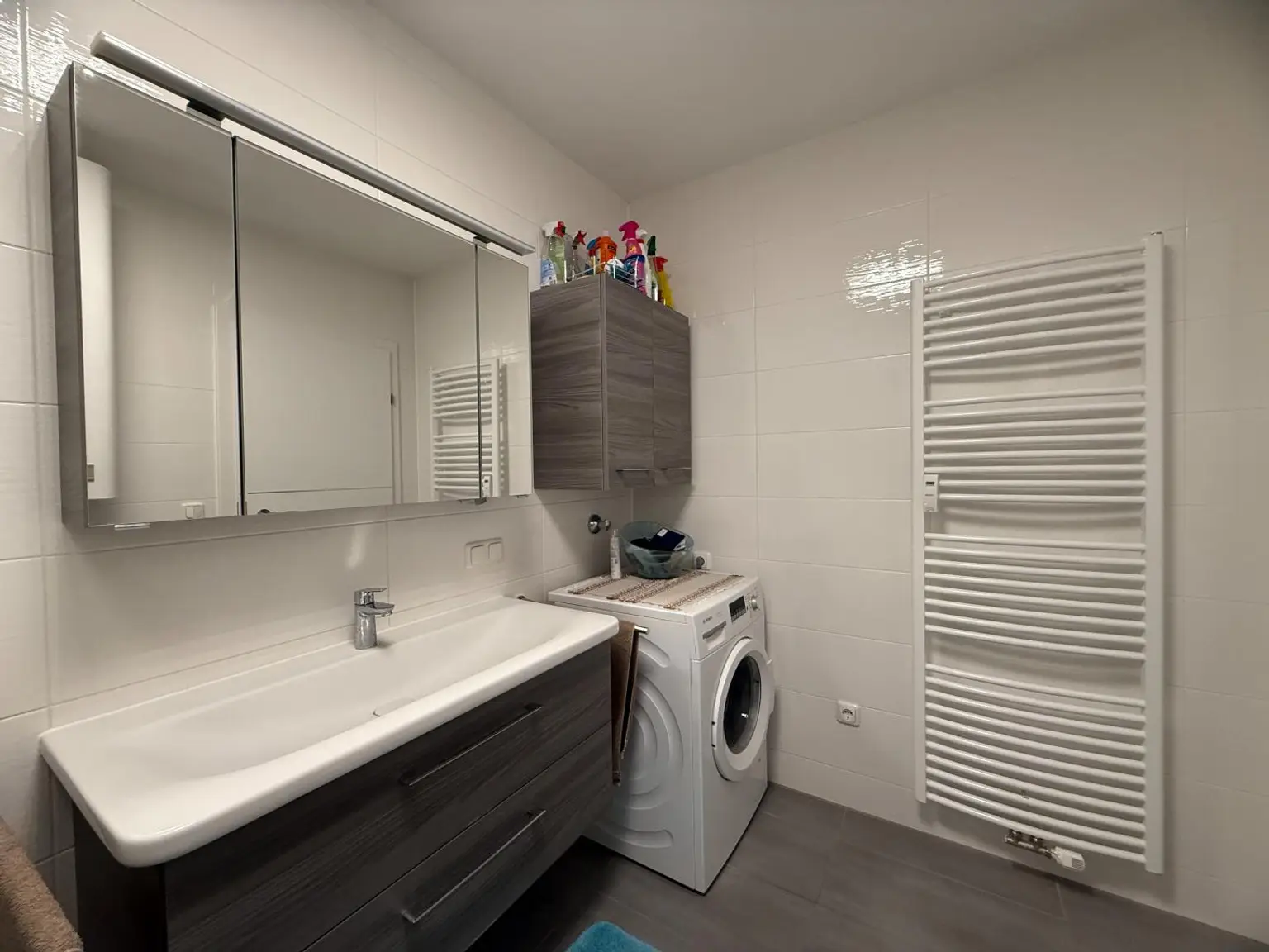 *** Hochwertig möbliert & top saniert: Stilvolle 74m²-Wohnung mit Loggia in ruhiger Lage + Carport ***