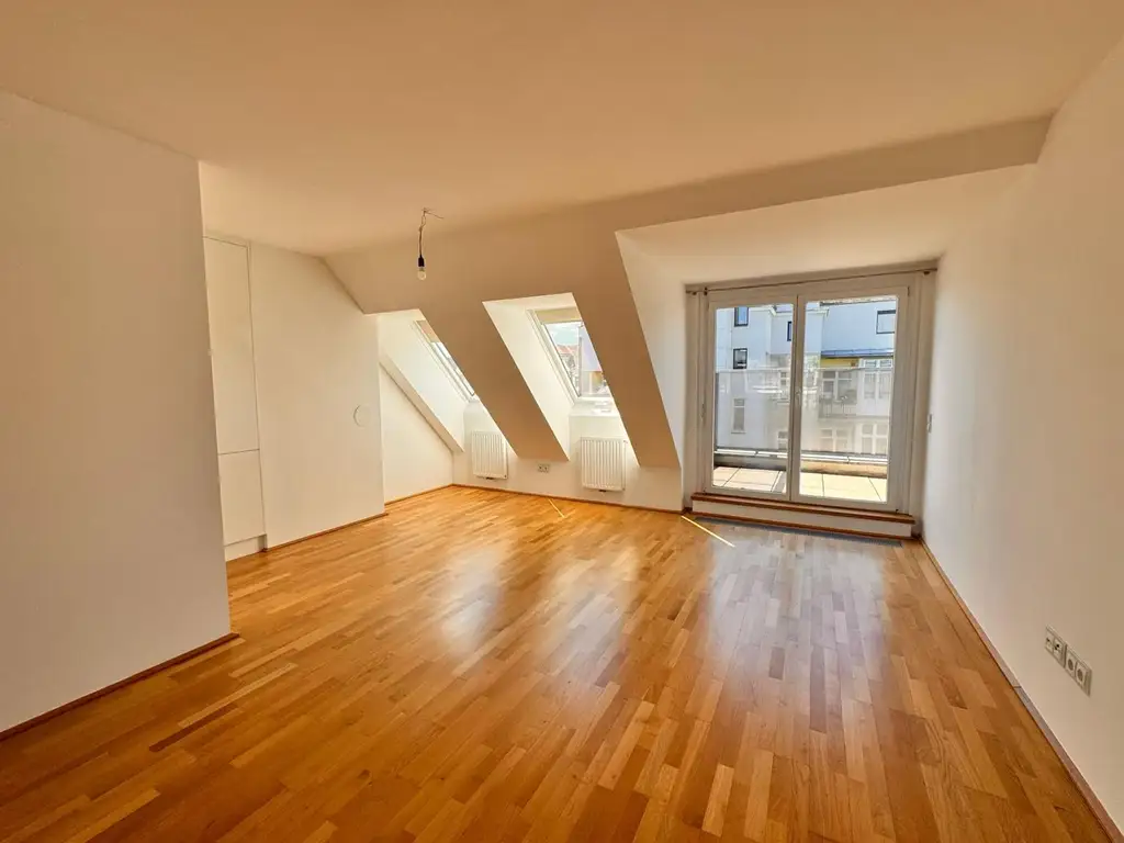 EINZIGARTIGE DACHGESCHOSSWOHNUNG MIT 2 TERRASSEN