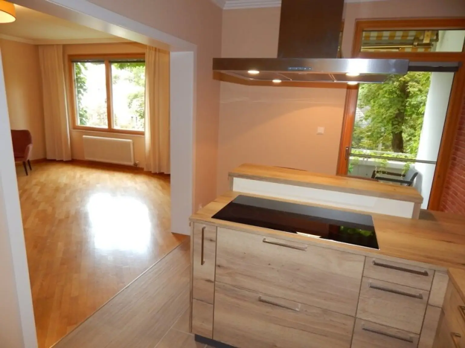 Helle und ruhige - Top ausgestattete Wohnung mit 2 Loggien
