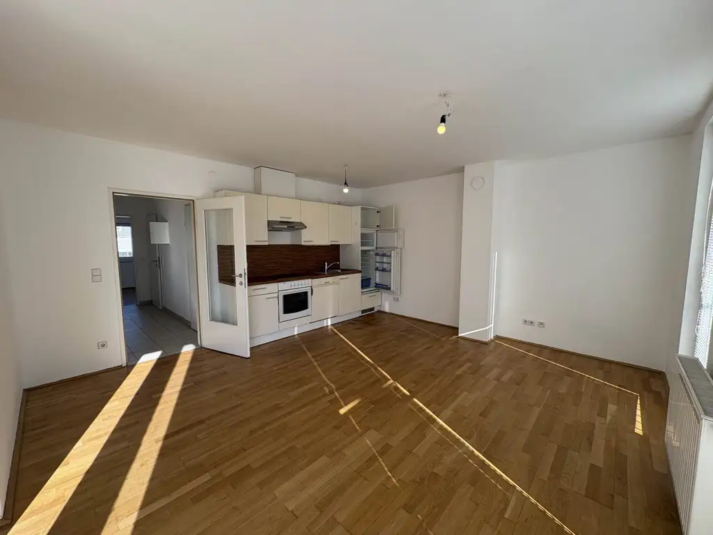 Lichtdurchflutete 2-Zimmer-Wohnung
- Loggia in den Innenhof - direkt beim Enkplatz!