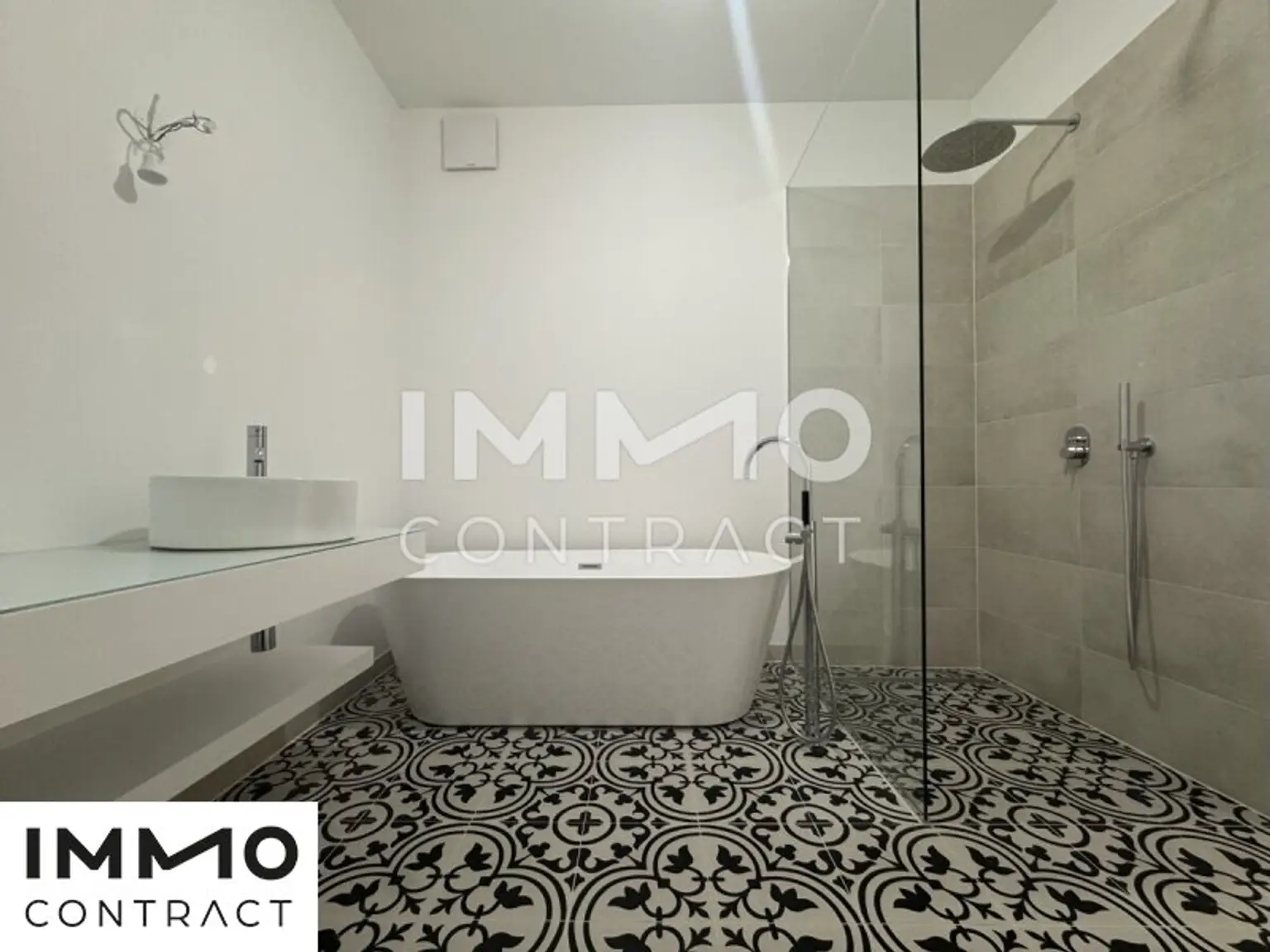 Bad mit Dusche und Wanne