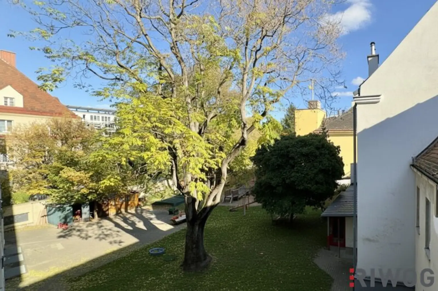 ERSTBEZUG nach Sanierung I Großzügige 2 Zimmer Wohnung mit Ausblick ins Grüne I inkl. Tischlerküche mit Siemens Geräten I Alte Donau Nähe