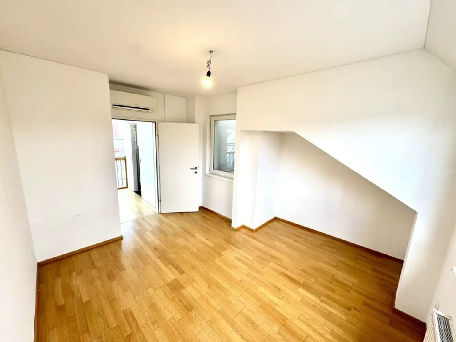 NEU! Lichdurchflutete Maissonette Dachgeschosswohnung mit Dachterrasse im Servitenviertel zu vermieten! Mit Blick auf Stephansdom und Kahlenberg!
