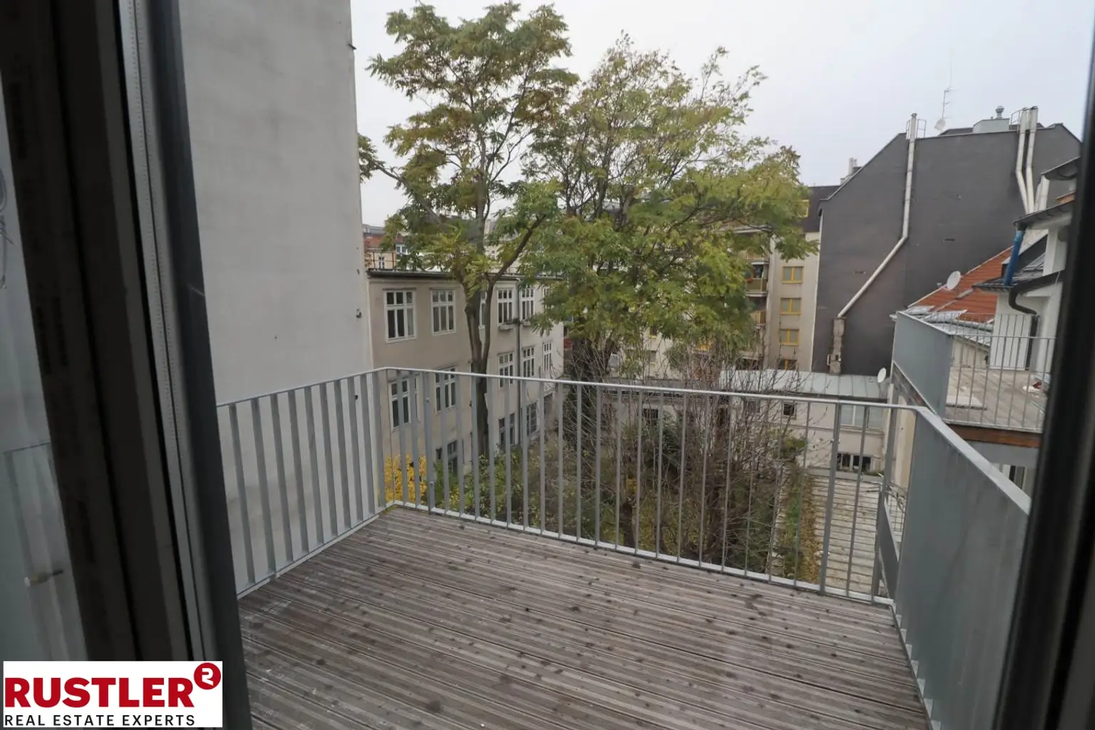 Dachgeschoss-Wohntraum - 3-Zimmer mit Balkon -  Nähe Kutschkermarkt