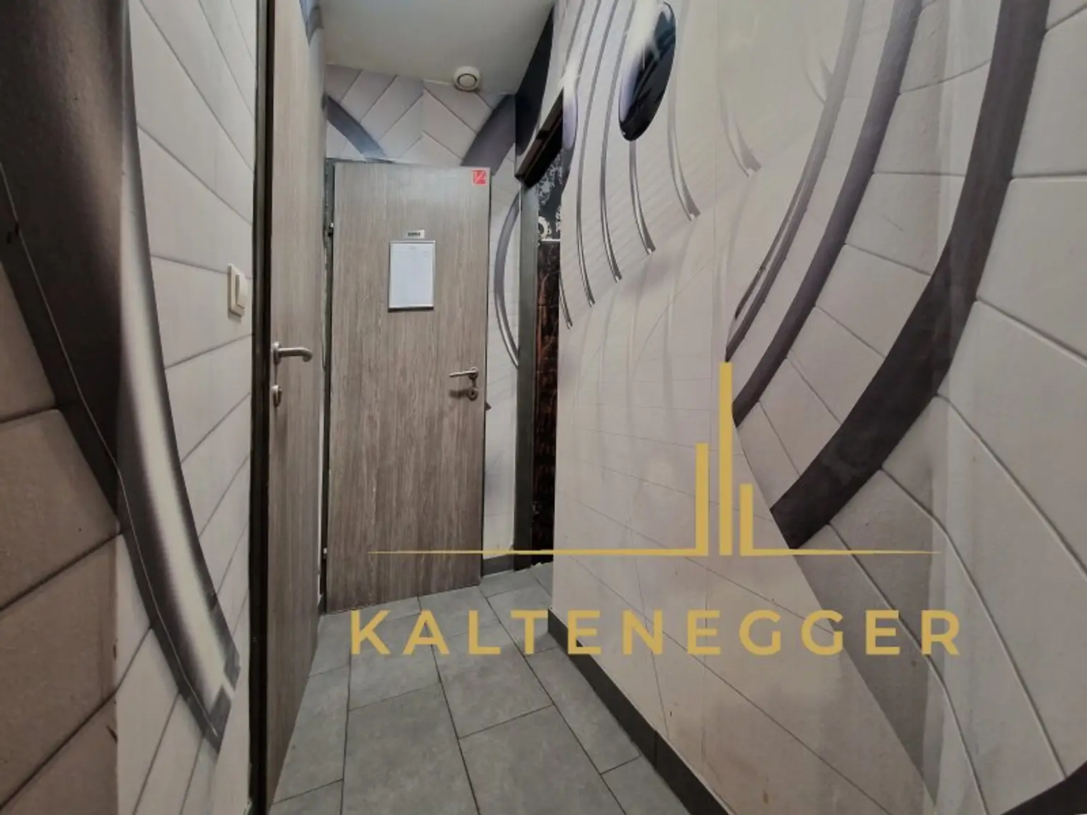 Vorraum mit Zugang zum Lager (links), Damen-WC (rechts) und Männer-WC (gerade aus)