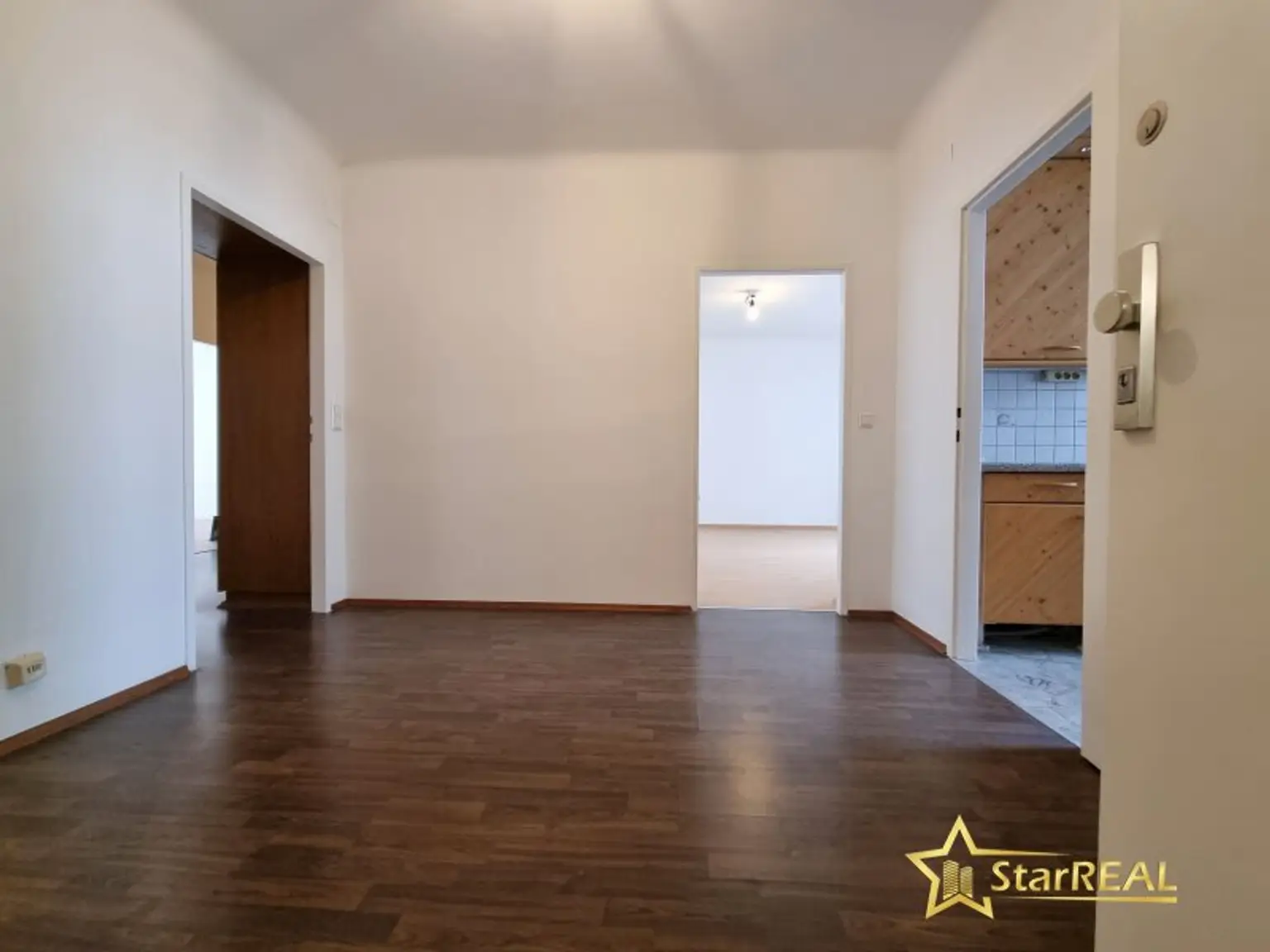 FERNWÄRME-HEIZUNG! ÄUSSERST GEPFLEGTE 3 ZIMMER-WOHNUNG IM 2. LIFTSTOCK. ZENTRALE, RUHIGE LAGE.