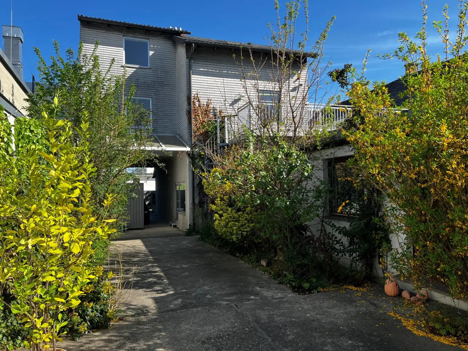 NEUER PREIS! Meidling - Haus und große Halle in Wohn- und Geschäftsviertel!