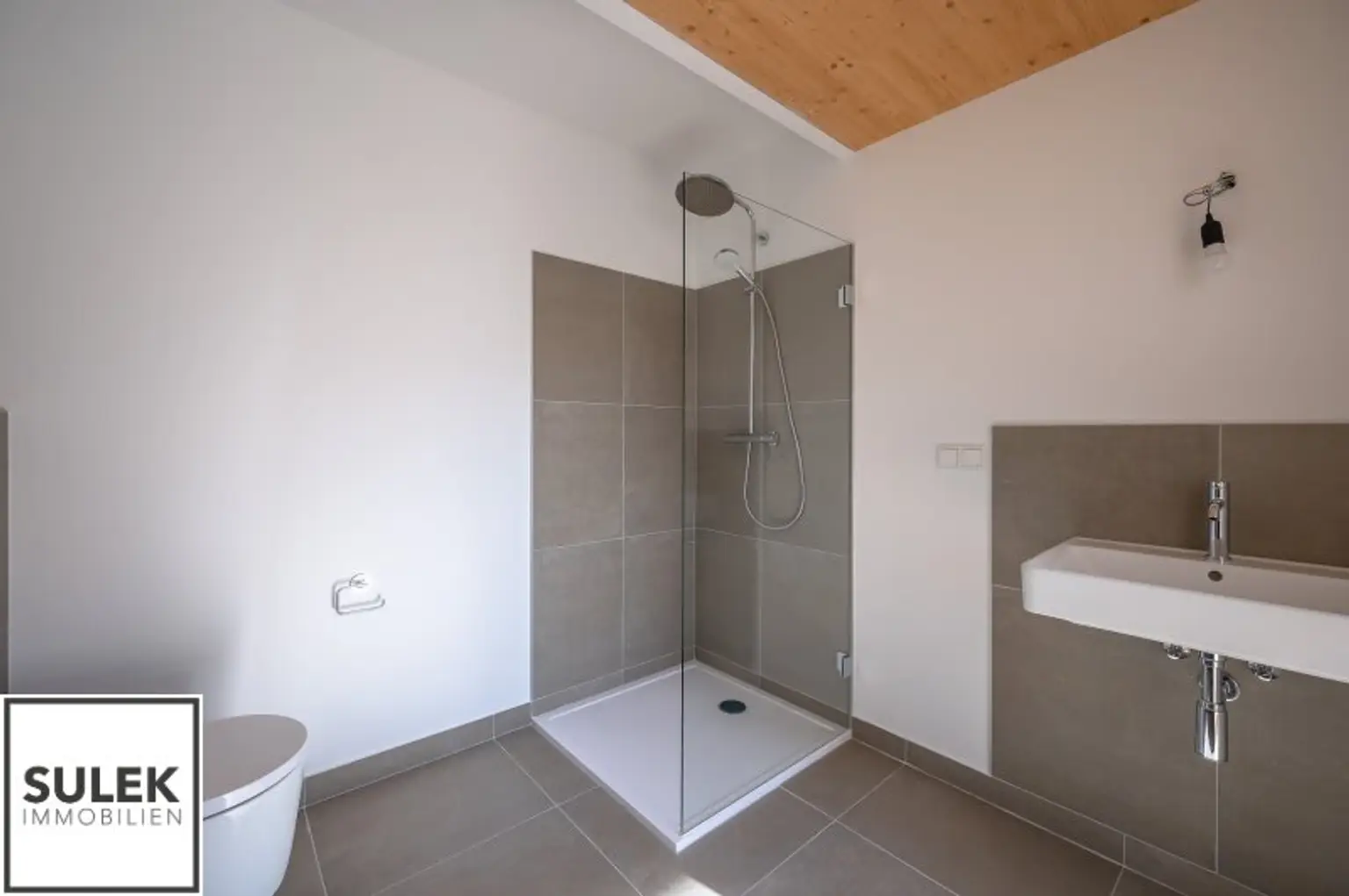 lichtdurchfluteter DG-Erstbezug mit offener Galerie und hochwertiger Ausstattung