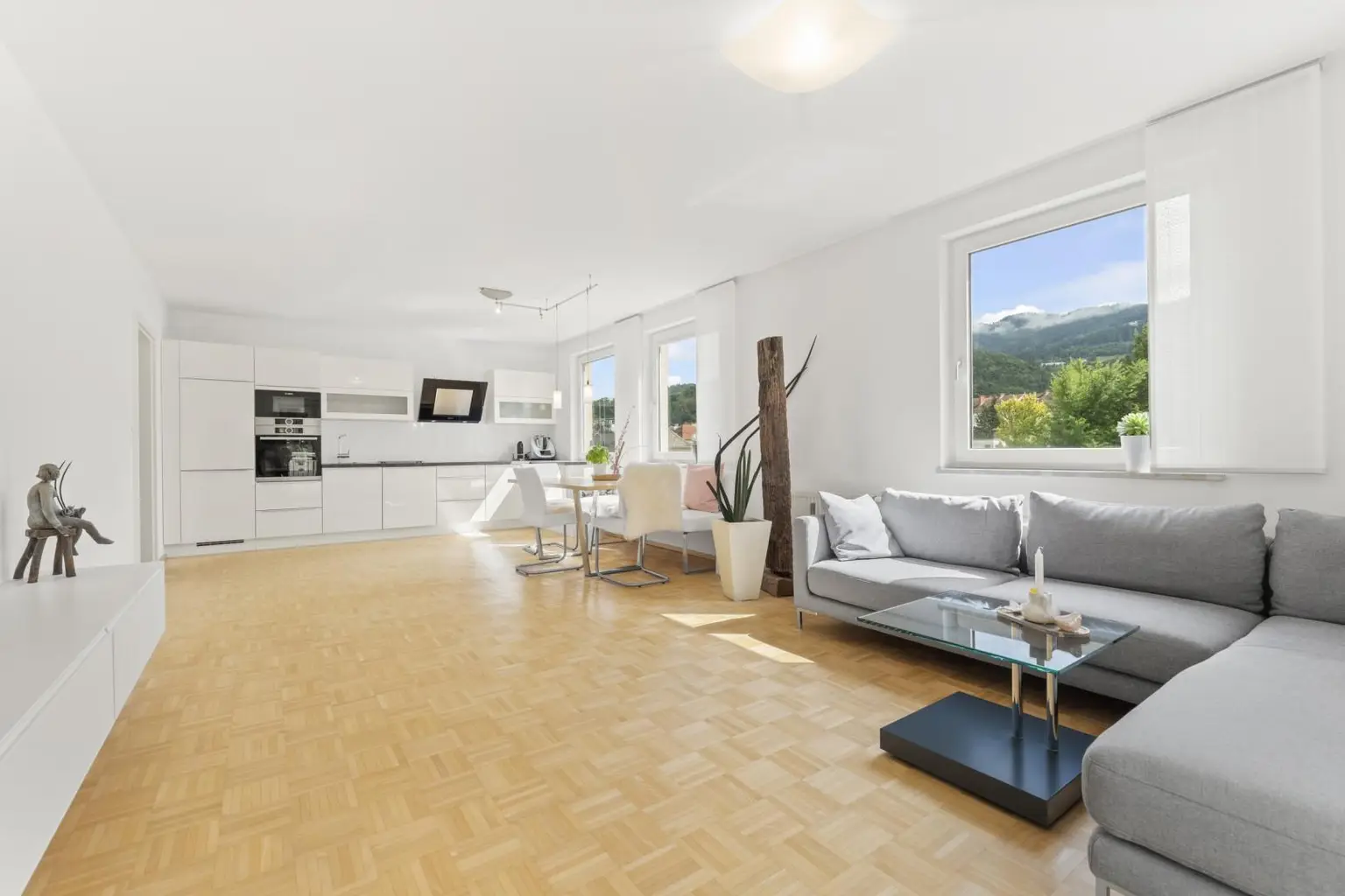 Ihr künftiger Wohntraum: Moderne, neu renovierte 3,5-Zimmer-Wohnung mit Loggia in ruhiger, zentraler Lage