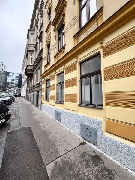 Renovierungsbedürftige Zwei-Zimmer-Wohnung im Erdgeschoss mit Garten, Nähe U3 Hütteldorfer Straße!