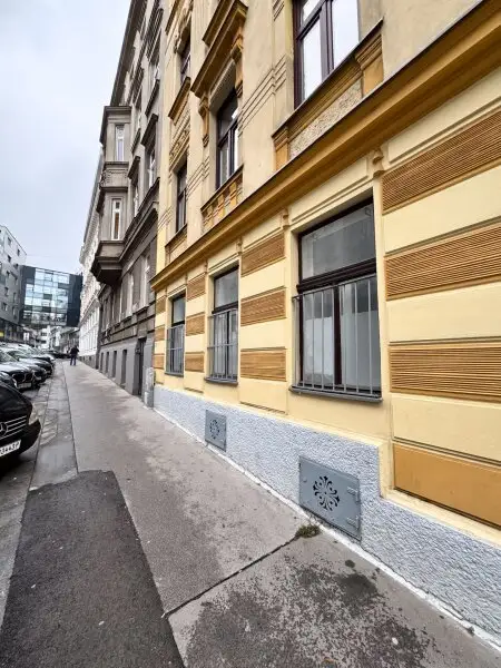 Renovierungsbedürftige Zwei-Zimmer-Wohnung im Erdgeschoss mit Garten, Nähe U3 Hütteldorfer Straße!