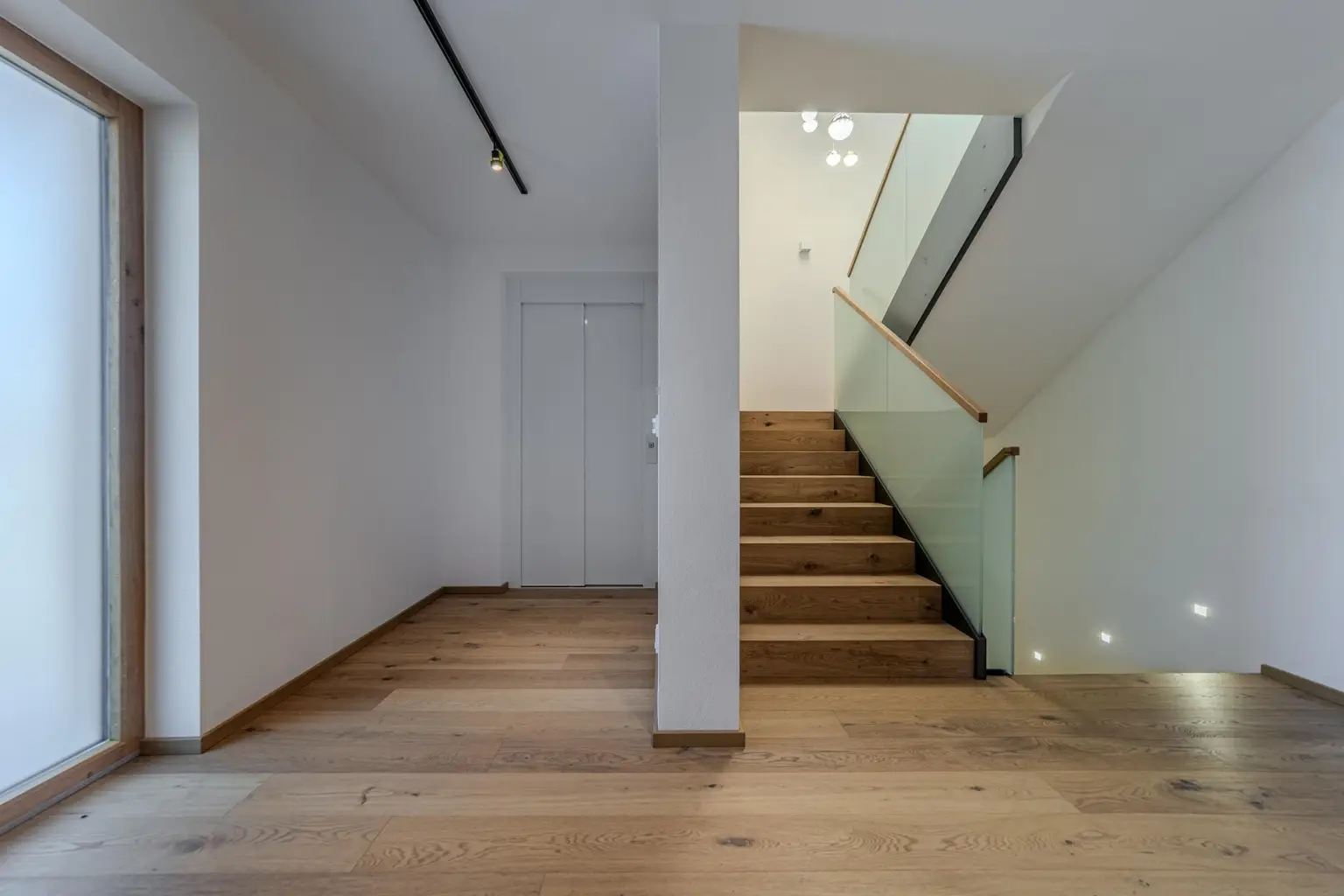 Exklusives Doppelhaus mit Gewerbefläche und Outdoor-Pool in sehr ruhiger Lage