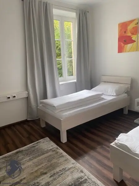 Außergewöhnliche Villa mit drei Wohneinheiten, Gewerbeeinheit & teilbarem Grundstück