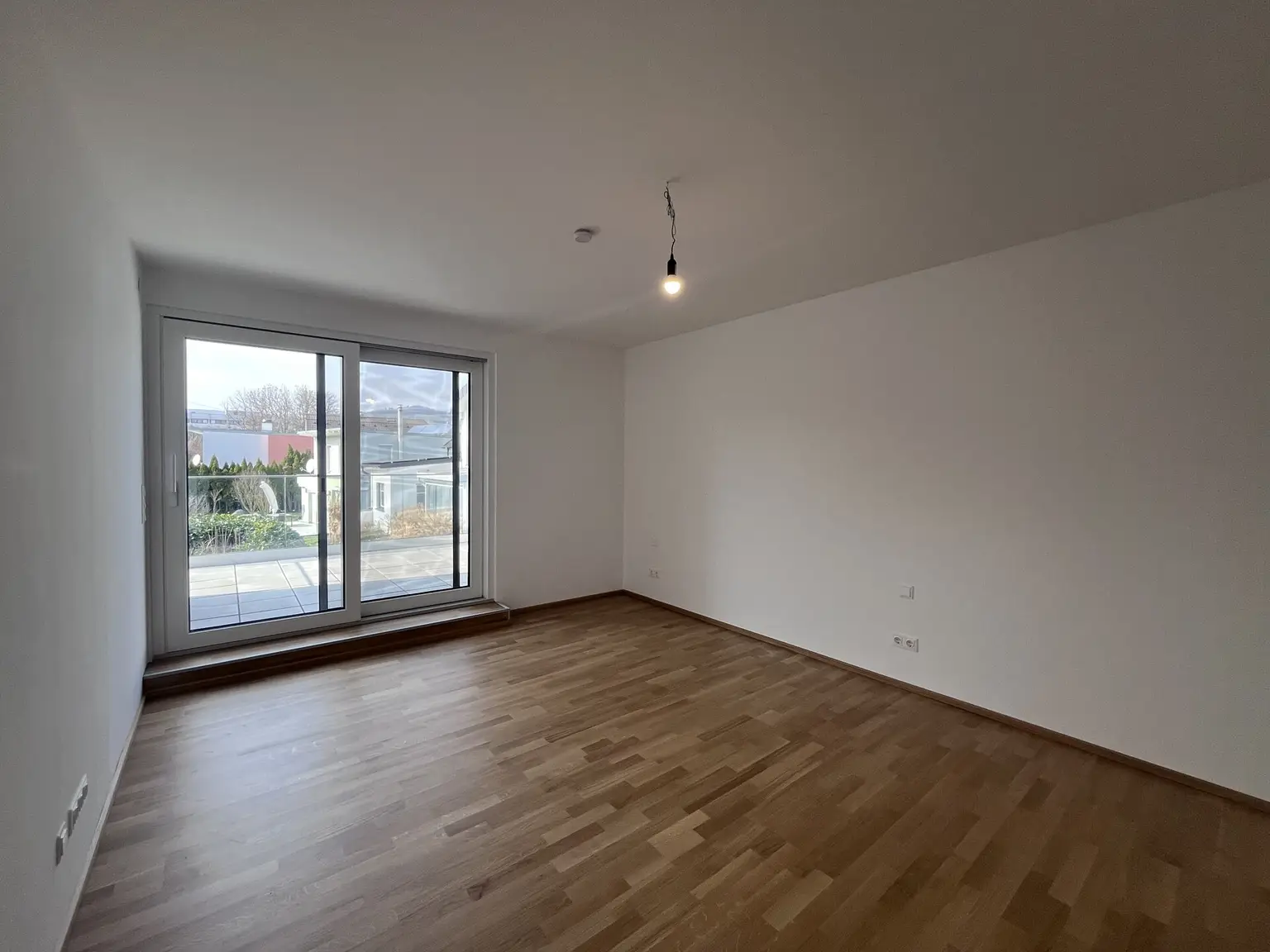 Erstbezug !! Traumhafte Doppelhaushälfte , Wohnkeller  mit Garten und 2 Stellplätzen!