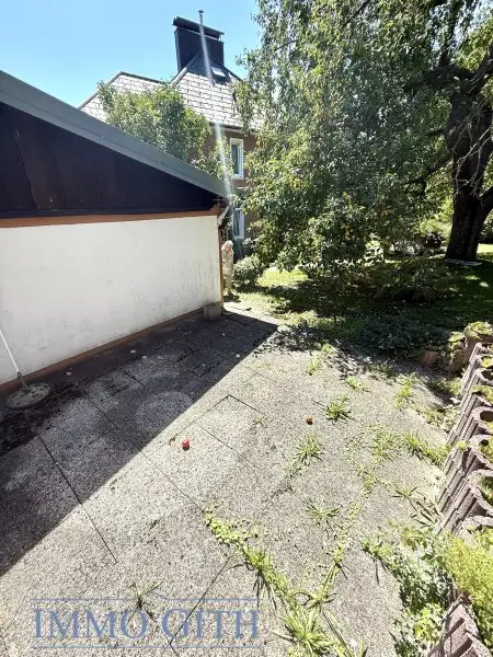 RUHIGE 74 m² 3-ZIMMER-WOHNUNG IM OBERGESCHOSS EINES ZWEIFAMILIENHAUSES MIT GARTENFLÄCHE, ABSTELLRAUM & PARKPLATZ ZU MIETEN!