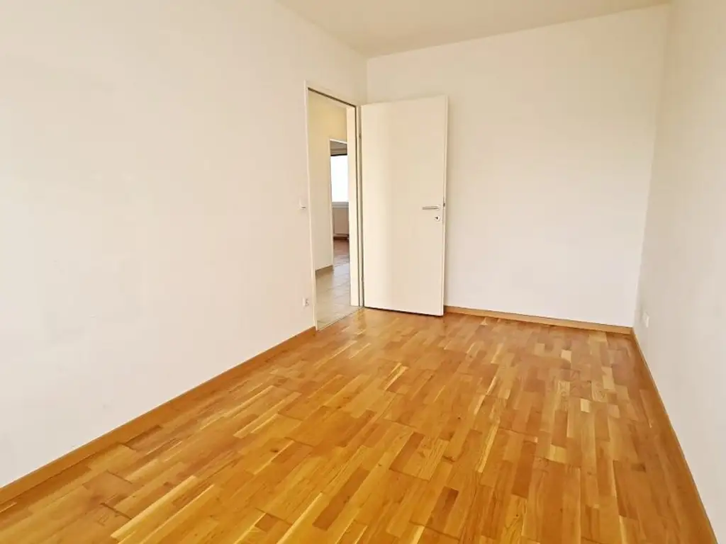 DACHGESCHOSS, gepflegte 103 m2 Neubau mit Loggia und Balkon, Wohnküche, 3 Zimmer, Wannenbad, Parketten, Holbeingasse