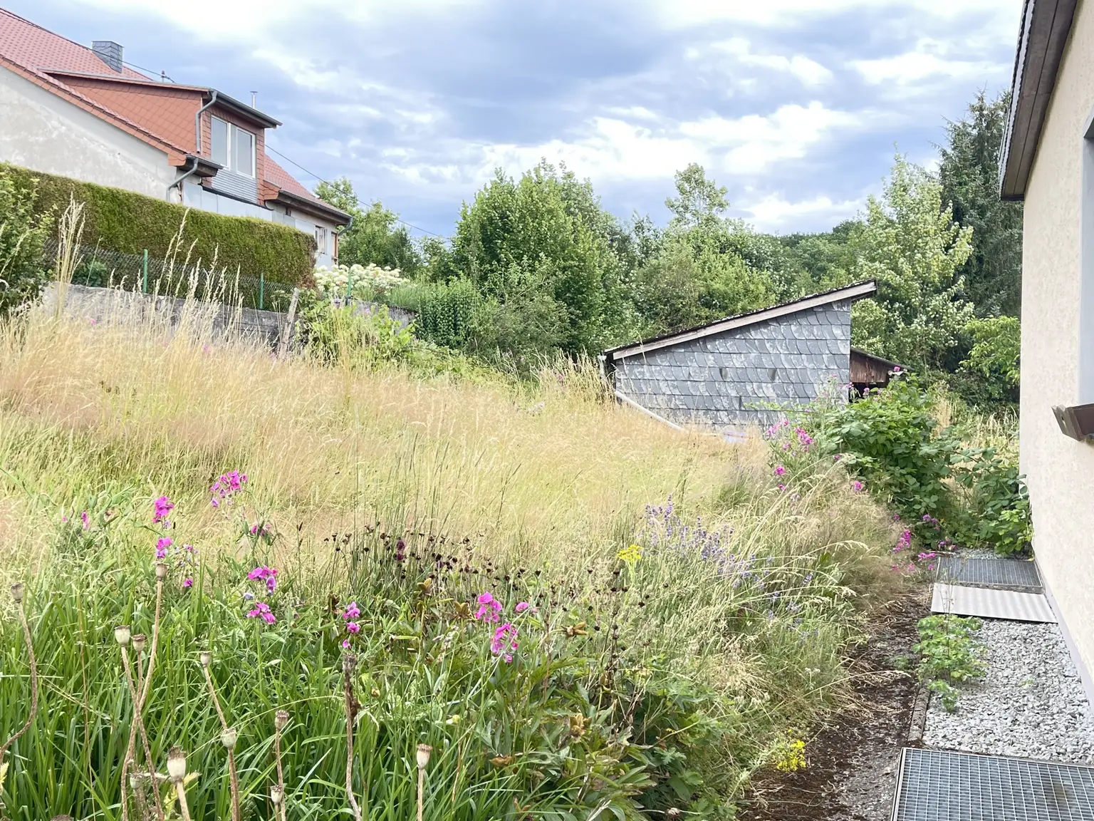 Ein Stück Freiheit im Grünen
Flachdach-Bungalow mit großem Grundstück
in Nonnweiler-Bierfeld !!!