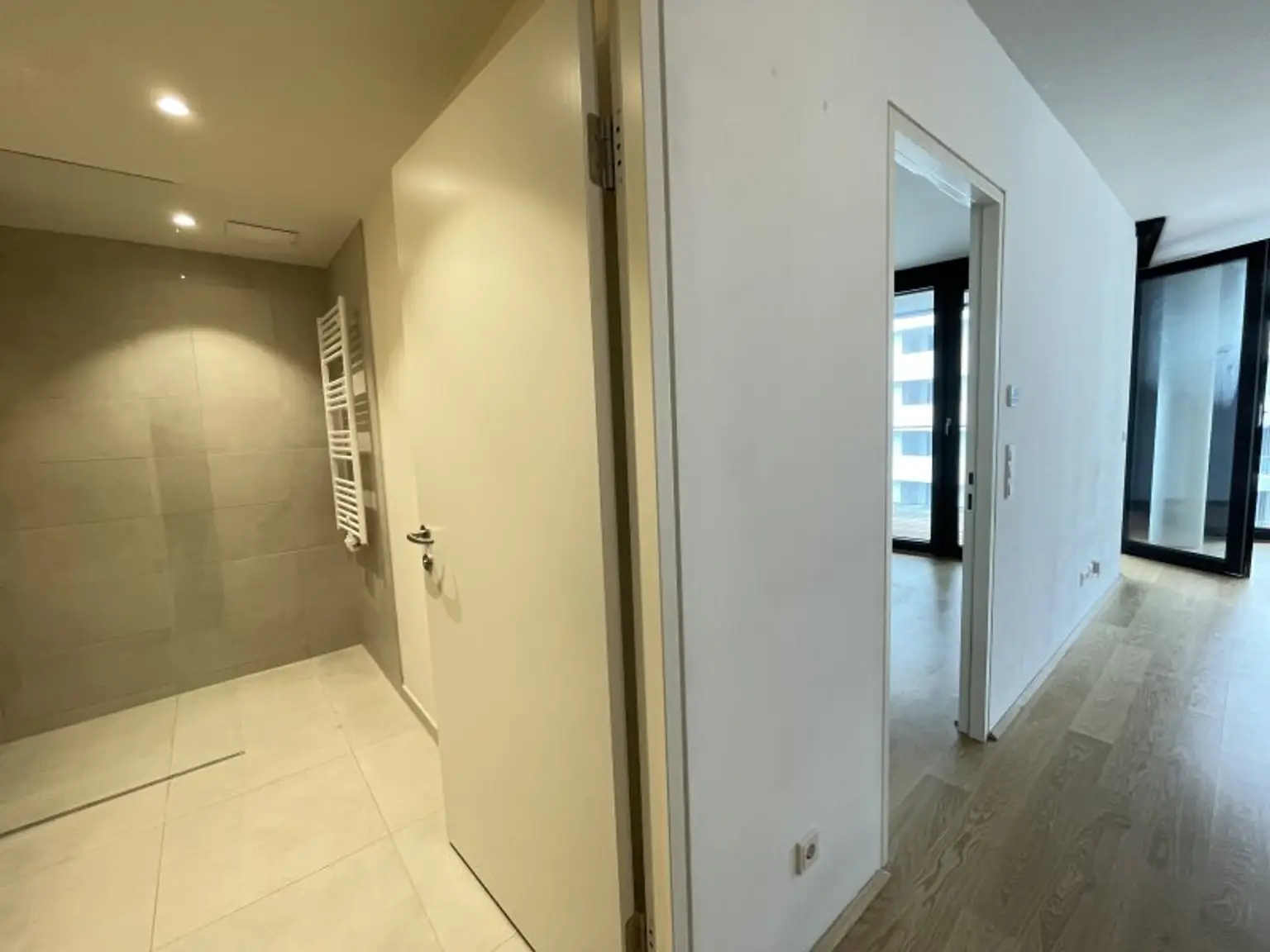 UNBEFRISTETE 2 Zimmer im 12en Stockwerk mit Loggia und vielen Extras im Haus beim Belvedere!