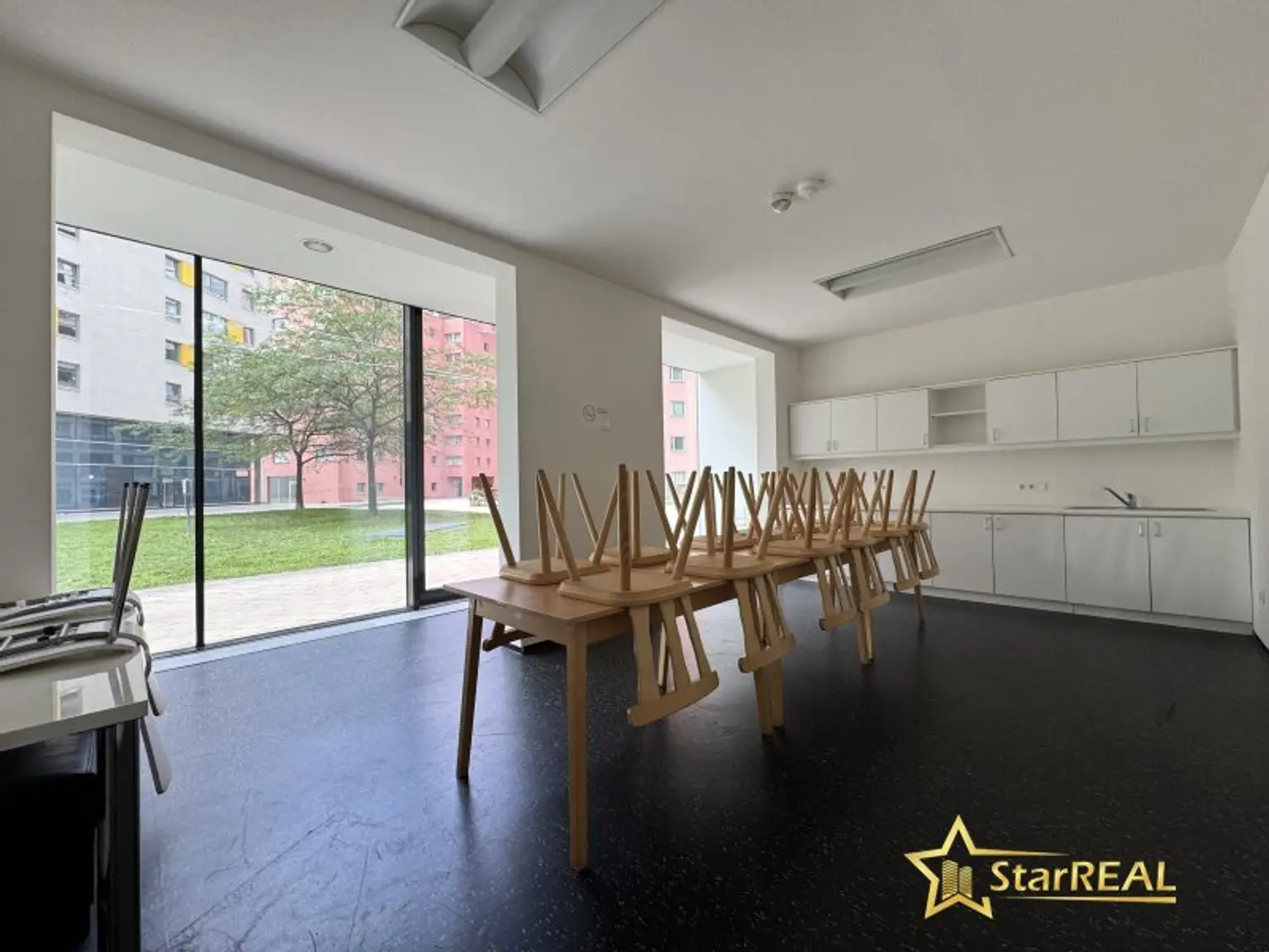 20. STOCK! TOP-WOHNUNG IM DELUGAN MEISSL TOWER. GARAGENPLATZ VORHANDEN. Sauna und Fitnessraum im Haus.