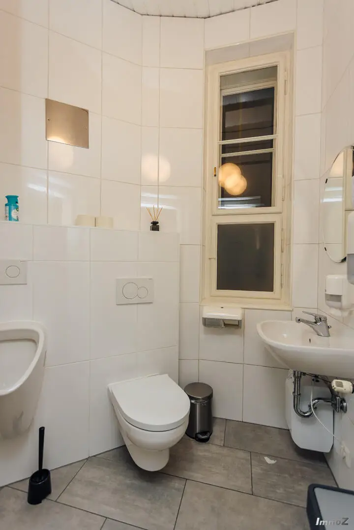 extra WC mit Pissoir