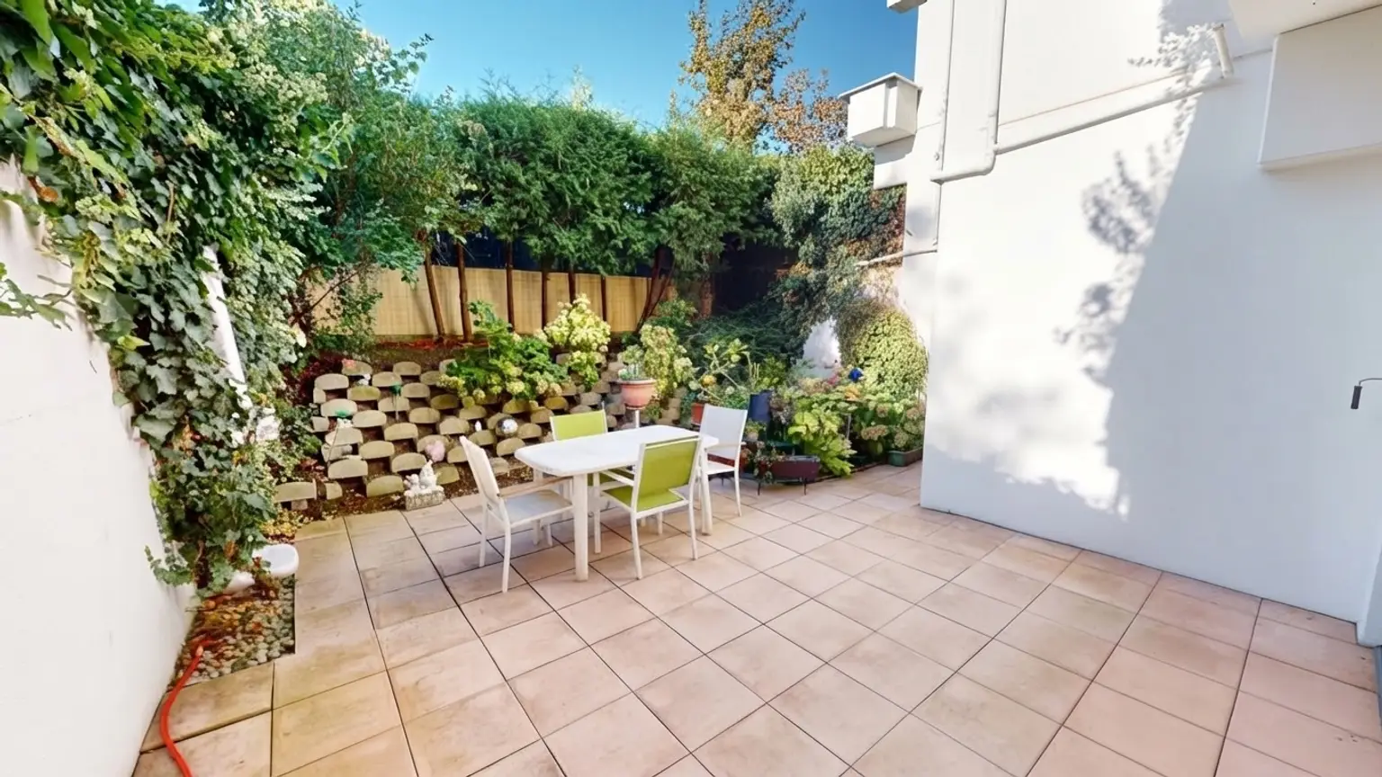 Gartenwohnung mit Pool- und Wellnessbereich