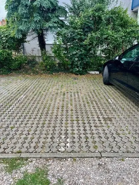Schöne 2-Zimmer-Dachgeschoss-Wohnung mit Balkon und Parkplatz