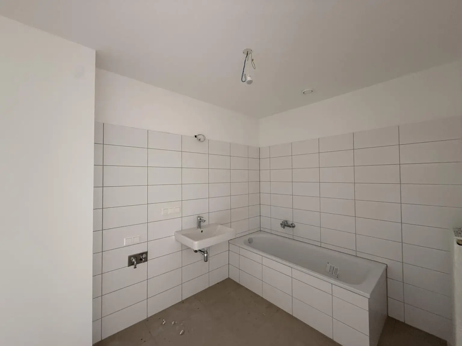 Haus_1_Top_16_Badezimmer_2_(Badewanne)
