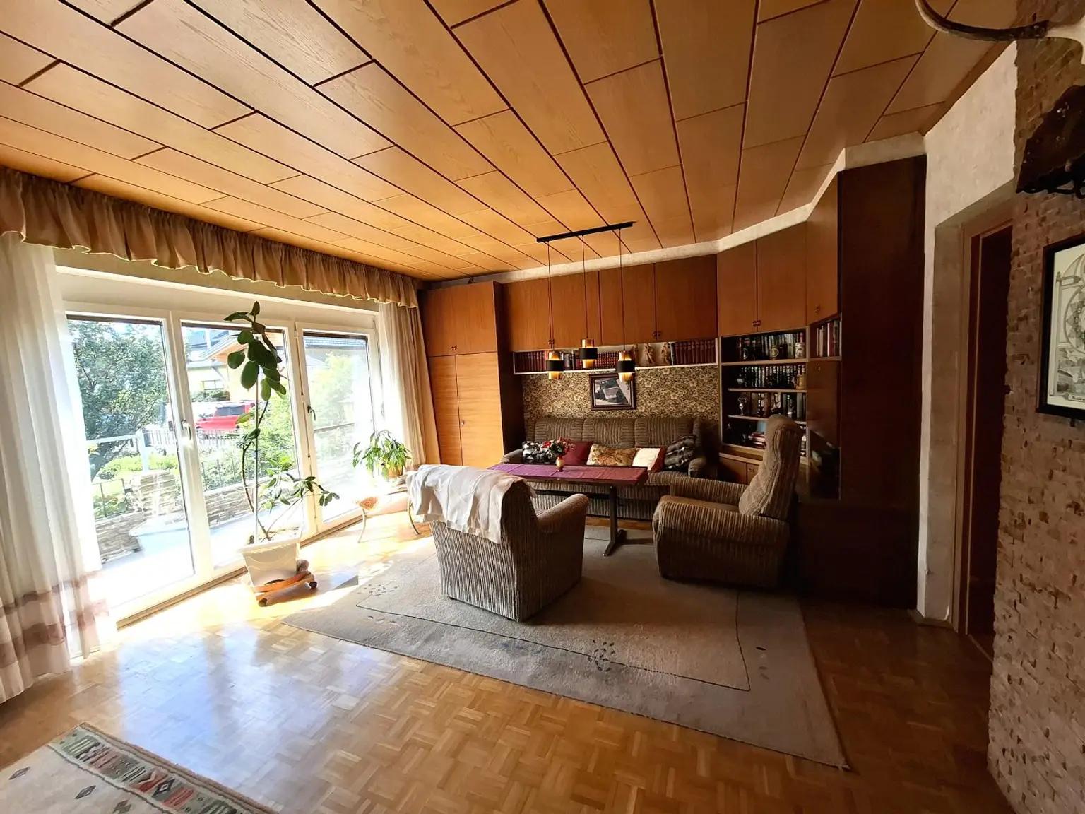Einfamilienhaus mit Keller, Loggia, Garage und Garten, nur 300 Meter zum Neufelder See