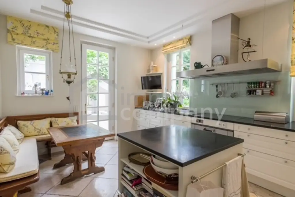 diese Villa-  ein perfektes Refugium für Menschen, mit höchstem Wohnanspruch, in privater Umgebung.