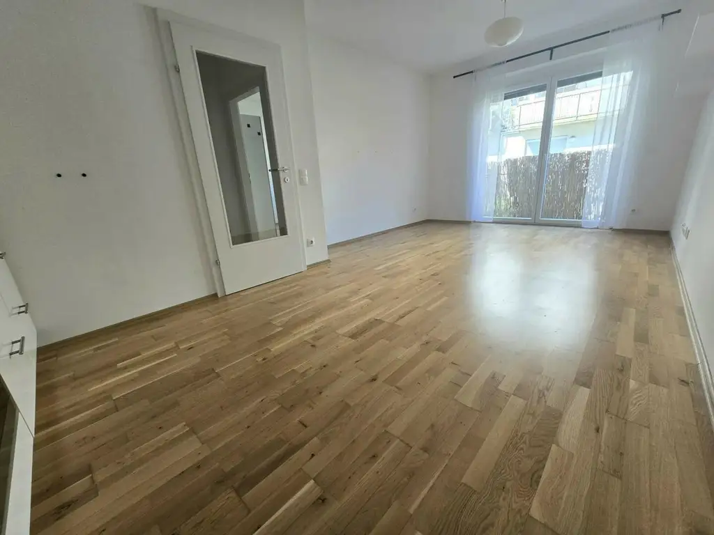 Schöne Zwei-Zimmer-Wohnung mit Balkon und ein Tiefgaragenstellplatz in ruhiger Lage!