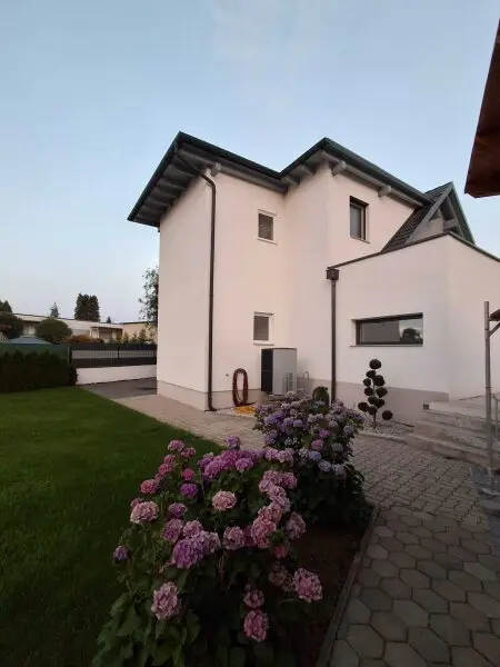 Großzügiges Einfamilienhaus mit 2 Wohneinheiten und Pool