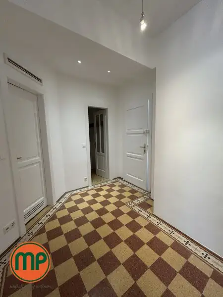 Altbaujuwel auf zwei Ebenen mit Freiflächen in Toplage des 9. Bezirks