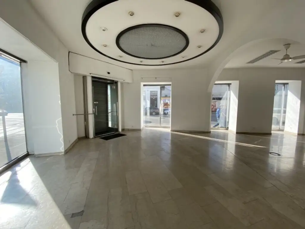 Großzügiges, modernes Geschäftslokal / Büro / Praxis mit großen Auslagenflächen Nähe Hütteldorfer Straße!