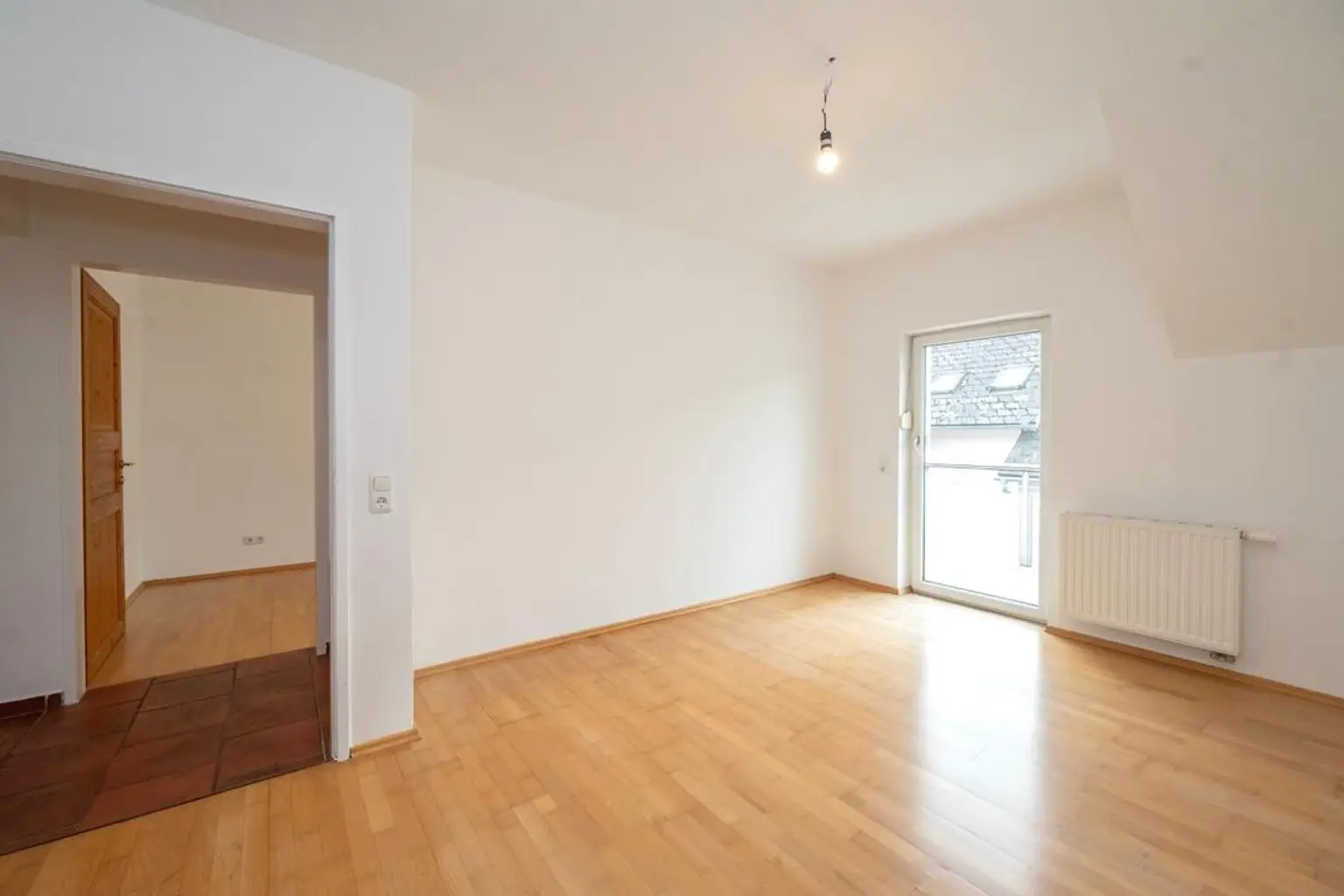 Zimmer 1 mit Ausgang zum Balkon