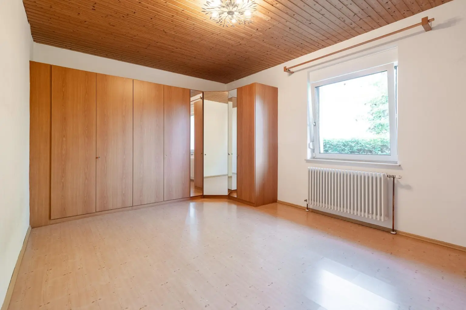 Ihr neues Zuhause: Haus mit Pool, Wintergarten & Komfort